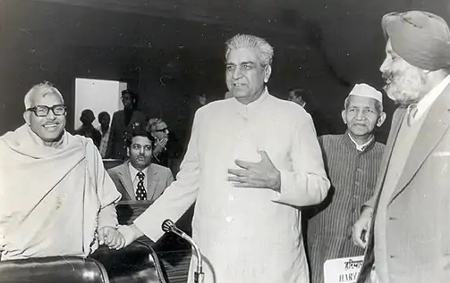 कर्पूरी ठाकुर को बिहार के सामाजिक न्याय का मसीहा माना जाता है। उन्होंने कई ऐसे फैसले लिए जो न केवल बिहार में बल्कि देश में मिसाल बने।